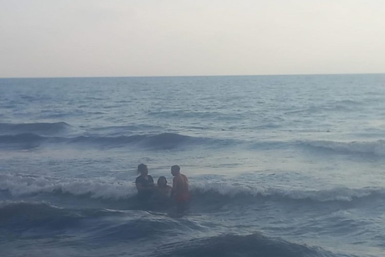 Hatay'da boğulma tehlikesi yaşayan &ccedil;ocuğun yardımına can kurtaran yetişti