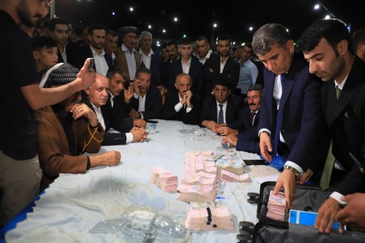Aşiret d&uuml;ğ&uuml;n&uuml; yine şaşırtmadı! Takılanları g&ouml;renler şoke oldu