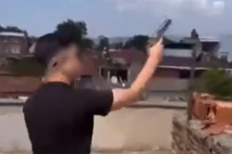 Bursa'da 14 yaşındaki &ccedil;ocuk balkondan havaya peş peşe ateş a&ccedil;tı!