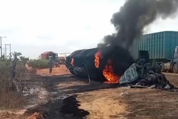 Nijerya'da tanker ve yolcu ve b&uuml;y&uuml;kbaş hayvan taşıyan kamyon &ccedil;arpıştı: 48 &ouml;l&uuml;
