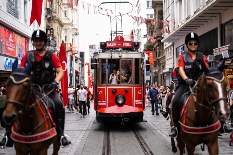 İstanbul'da g&ouml;rev yapan atlı polisler ilgi odağı oldu