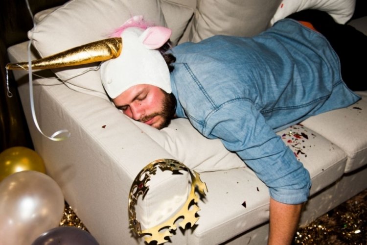 Hangover (akşamdan kalma) sorununa iyi gelecek &ouml;neriler nelerdir? &Ccedil;ok alkol alınan g&uuml;n&uuml;n ardından ne yapılır? Hangover nedir? Hangover nasıl olunur?