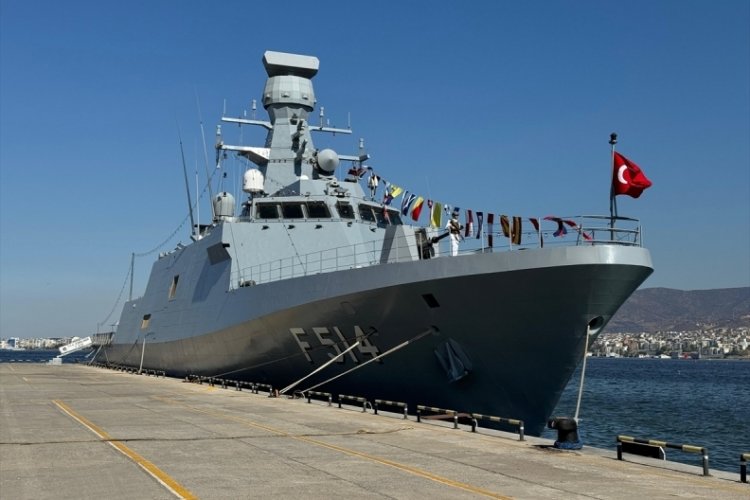 İzmir'de donanma gemileri ziyarete a&ccedil;ıldı
