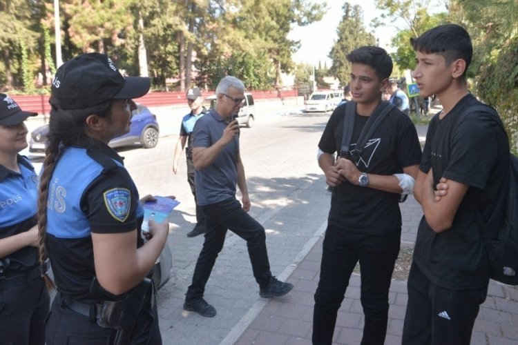 Okuldan ka&ccedil;an &ouml;ğrenciler polis tarafından yakalandı