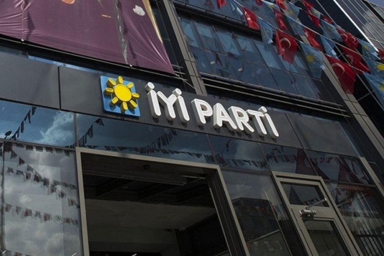 İYİ Parti'de eşi ve 7 arkadaşıyla istifa ettiğini duyurdu!