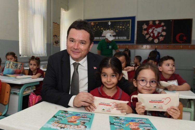 Başkan Aydın minikleri okulun ilk g&uuml;n&uuml; yalnız bırakmadı
