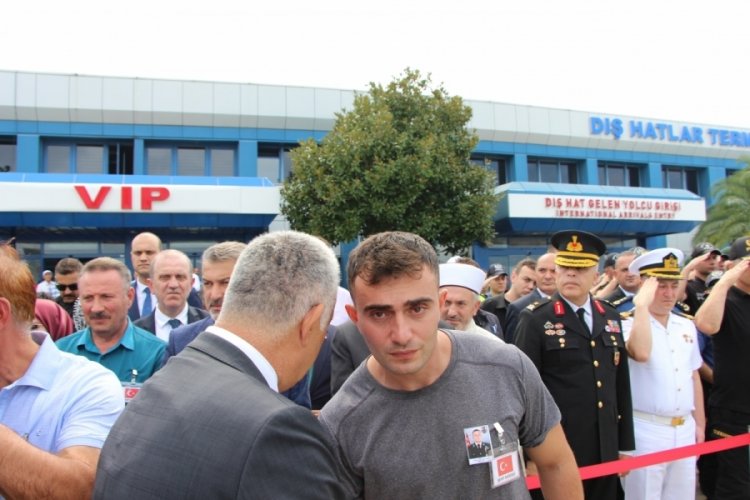 Y&uuml;zbaşı ağabeyin &uuml;steğmen kardeşine vedası