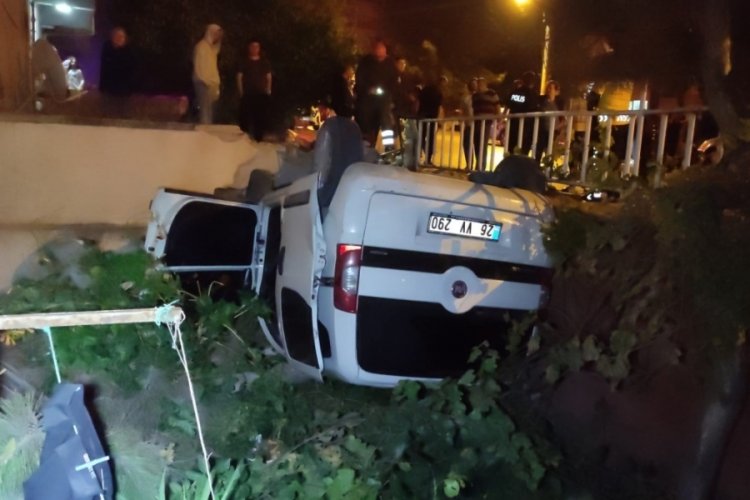 Alkoll&uuml; s&uuml;r&uuml;c&uuml; aracıyla apartmanın bah&ccedil;esine u&ccedil;tu