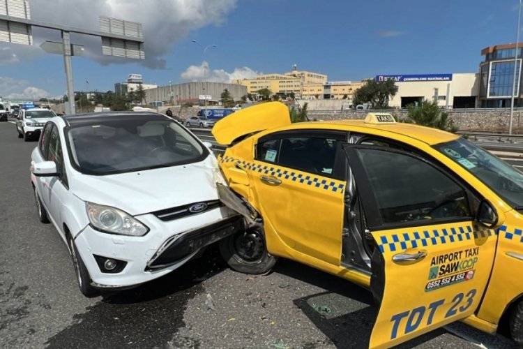Kocaeli'de taksi ile otomobil &ccedil;arpıştı! 2 yaralı