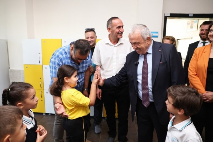 Bursa'da Başkan Şadi &Ouml;zdemir &ouml;ğrencilerin ilk g&uuml;n heyecanını paylaştı