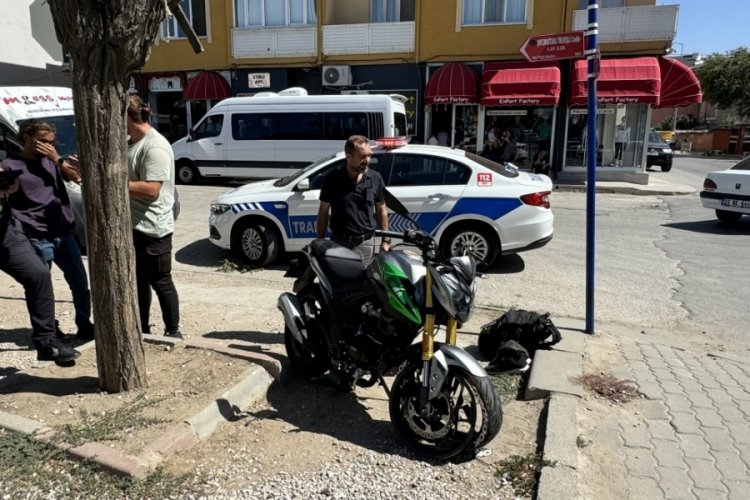 Edirne'de motosiklet ve hafif ticari ara&ccedil; &ccedil;arpıştı
