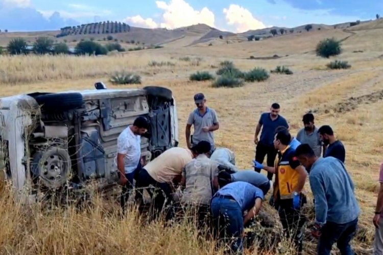 Adıyaman'da ara&ccedil; takla attı! 2 yaralı