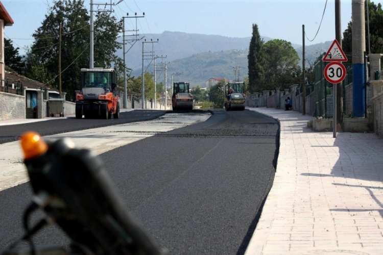 Sakarya 750 metre yol 5 bin sıcak asfaltla estetik g&ouml;r&uuml;n&uuml;m&uuml;ne kavuştu!
