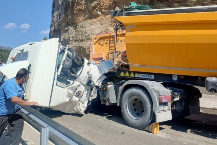 Lastiği patlayan TIR kazaya sebebiyet verdi: 3 yaralı