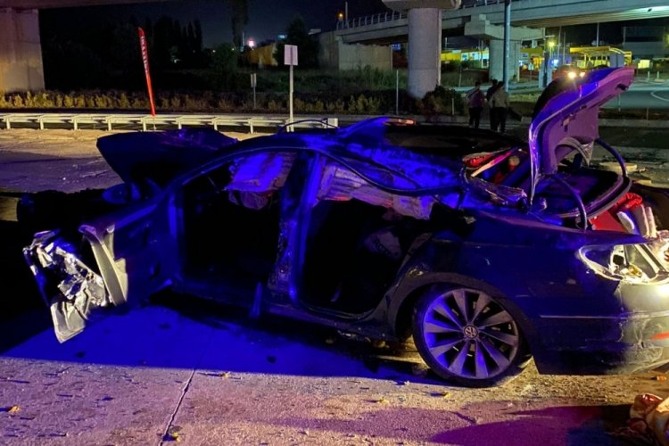 Bariyerlere &ccedil;arpan ara&ccedil; hurdaya d&ouml;nd&uuml;! 1'i ağır 2 yaralı