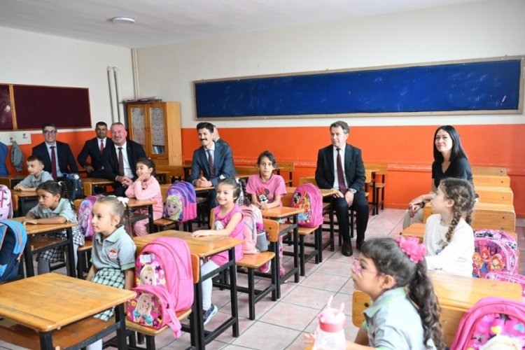 Bursa'da Karacabey Belediye Başkanı Karabatı &ouml;ğrencilerin okul heyecanına ortak oldu