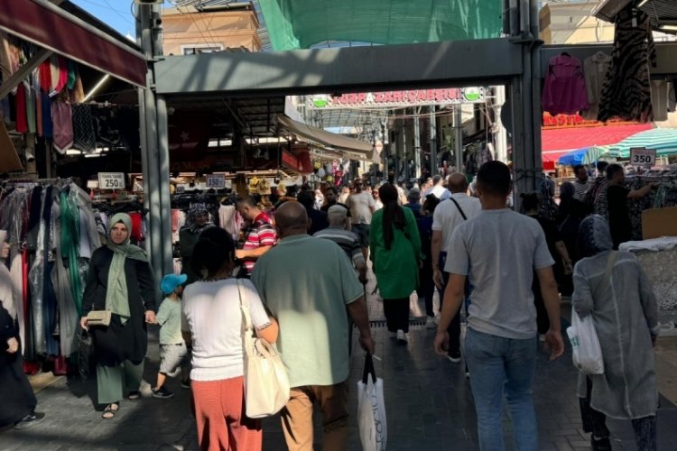 Bursa'da okulların ilk g&uuml;n&uuml;nde &ccedil;arşı kalabalığını koruyor!