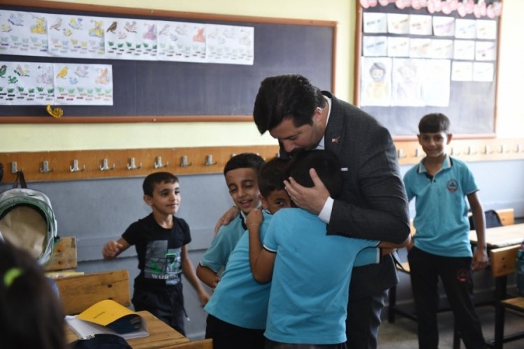 Yenişehir Belediye Başkanı &Ouml;zel, minikleri ilk g&uuml;n yalnız bırakmadı
