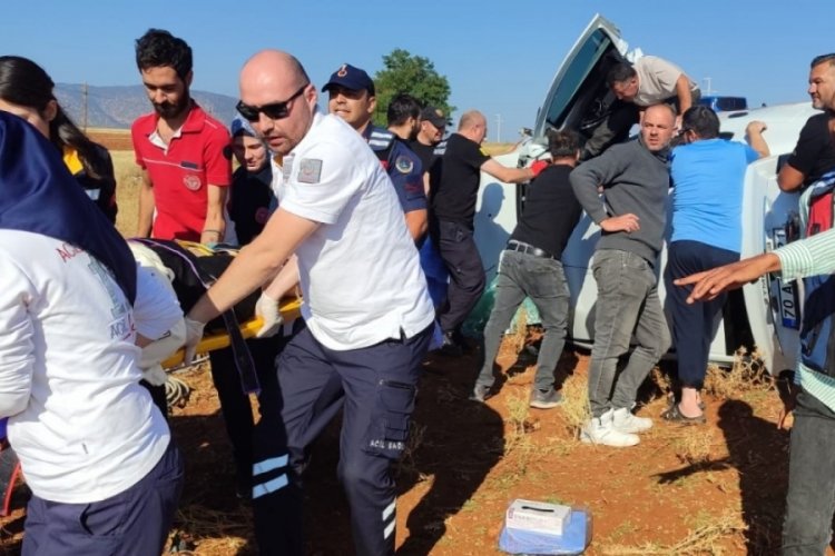 Otomobil şarampole u&ccedil;up takla attı! 2'si ağır 3 yaralı