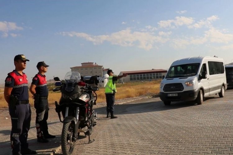 Van'da jandarma servis ara&ccedil;larını denetledi