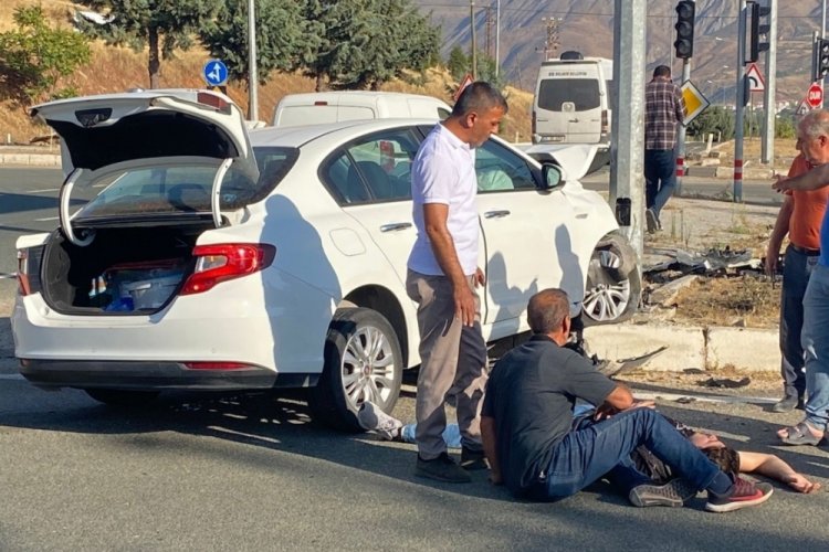 Elazığ'da otomobil ile minib&uuml;s &ccedil;arpıştı: 2 yaralı