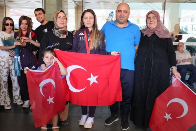 Golbol Kadın Milli Takımı &ccedil;i&ccedil;eklerle karşılandı