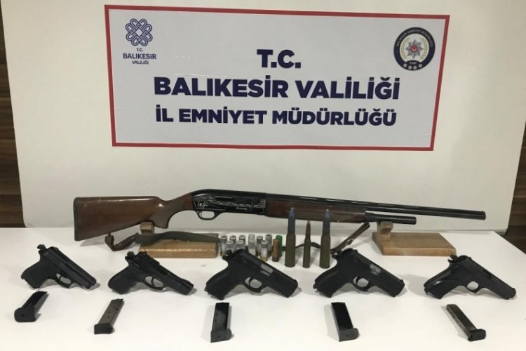 Balıkesir'de &ccedil;ok sayıda ruhsatsız silah ele ge&ccedil;irildi