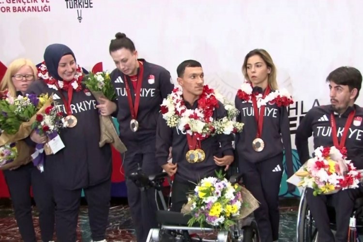 Paralimpik Oyunları'nda rekor kıran milli sporcular yurda d&ouml;nd&uuml;
