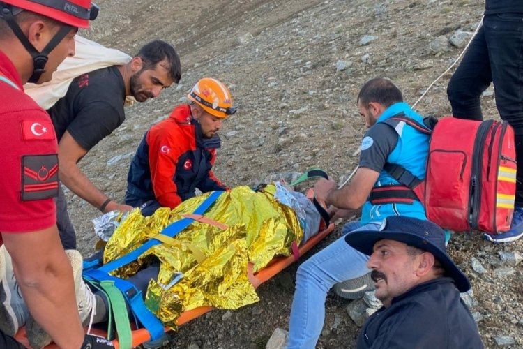 Erzincan'da kontrol&uuml;n&uuml; kaybederek sert iniş yapan paraş&uuml;t&ccedil;&uuml; yaralı olarak kurtarıldı