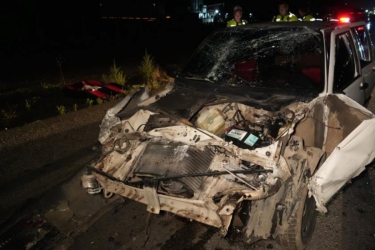 Kırıkkale'de otomobil kamyonla &ccedil;arpıştı: 3 yaralı