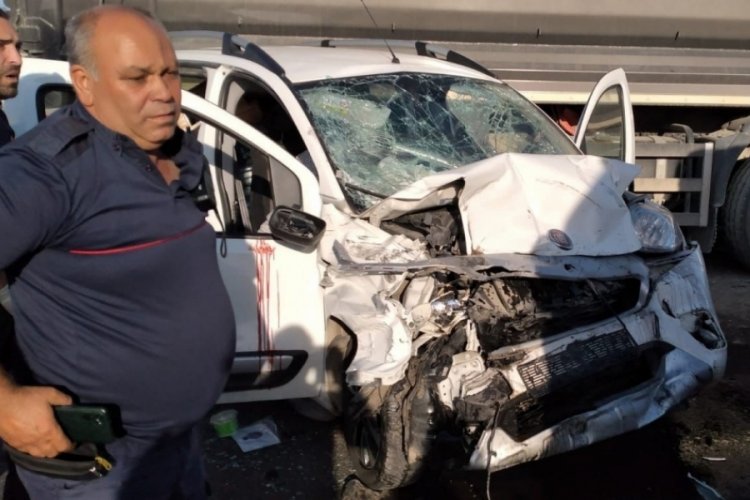 Balıkesir'de hafif ticari ara&ccedil;la kamyon &ccedil;arpıştı: 6 yaralı