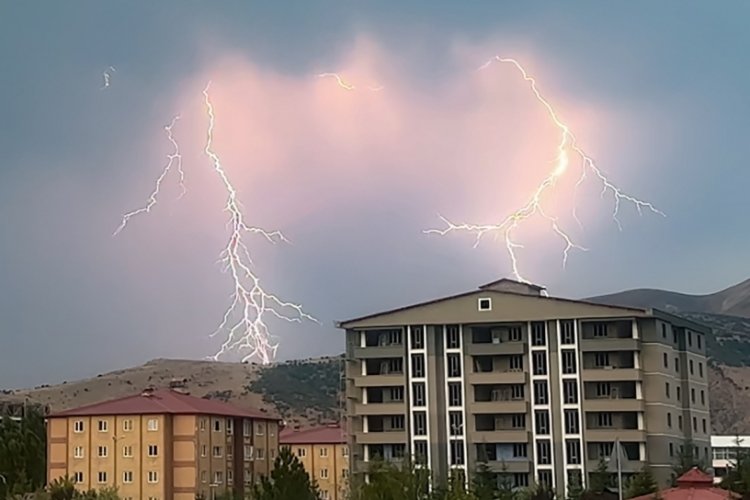 Şimşeklerle aydınlanan Bitlis'te şiddetli yağmur taşkınlara sebep oldu