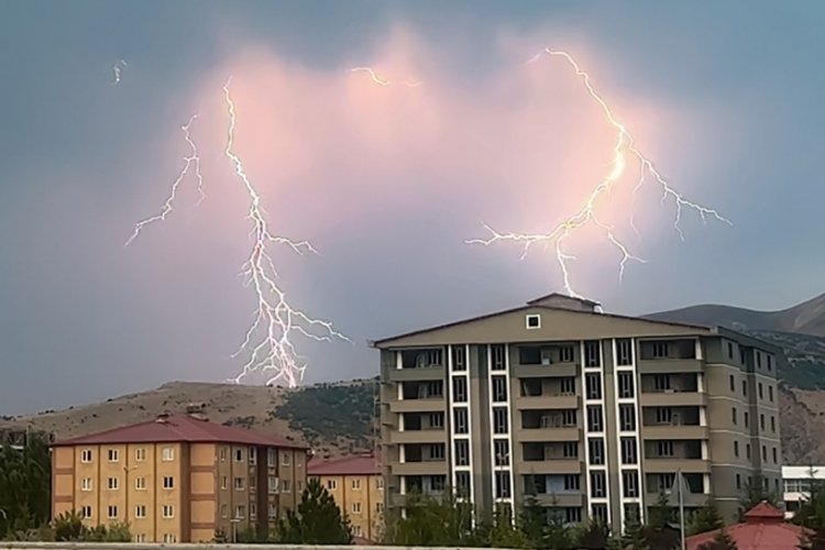 Bitlis Tatvan'da şimşekler geceyi aydınlattı!