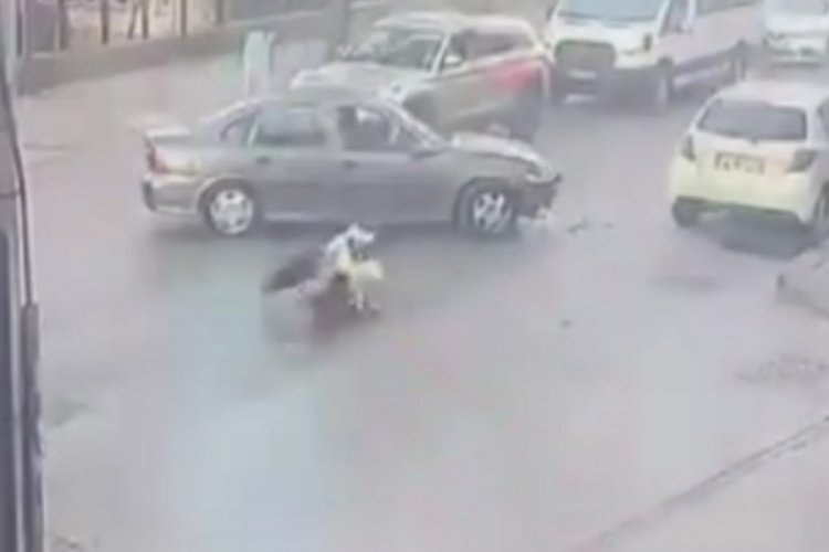 Ankara'da motosiklet arabaya &ccedil;arptı! S&uuml;r&uuml;c&uuml; havada takla attı