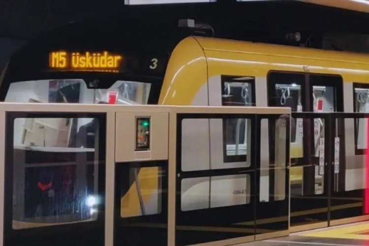 İstanbul'da metro arızalandı! Yolcular bir s&uuml;re metroda kaldı