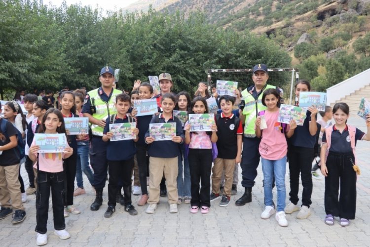Hakkari'de jandarma tarafından &ouml;ğrencilere trafik eğitimi verildi