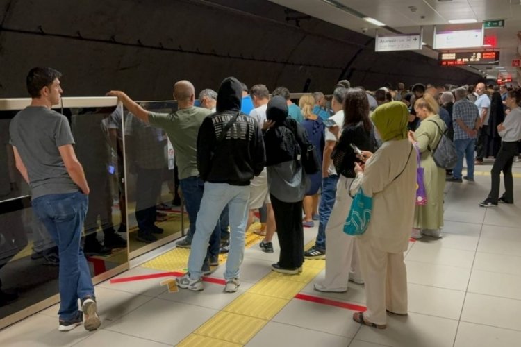 İstanbul'da metro arızalandı: Seferler aksadı