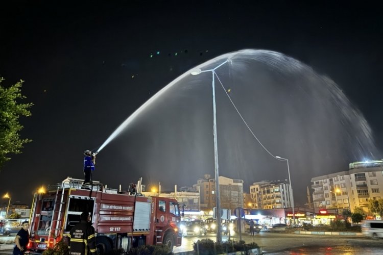 Hatay'da aydınlatma direği yandı!