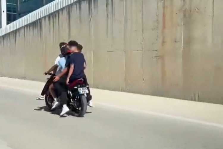Bursa'da iki teker &uuml;st&uuml;nde 4 kişilik tehlikeli yolculuk!