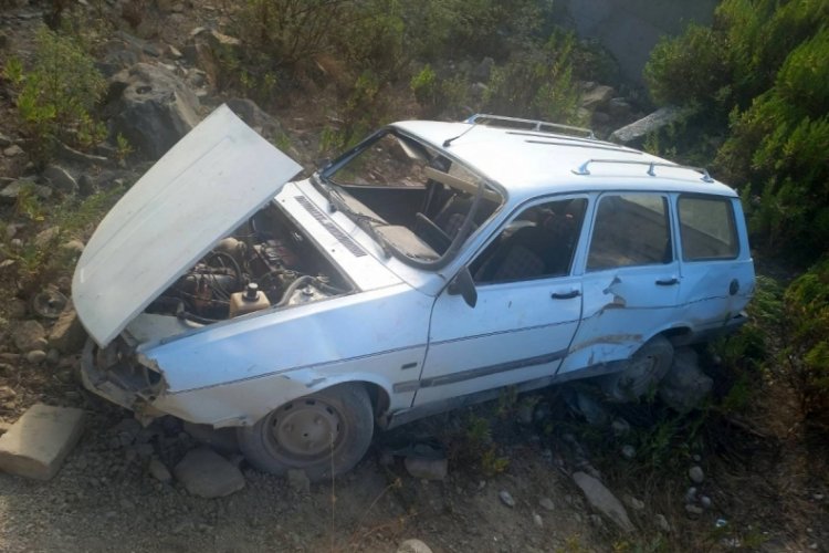 Otomobil şarampole yuvarlandı, s&uuml;r&uuml;c&uuml; hayatını kaybetti