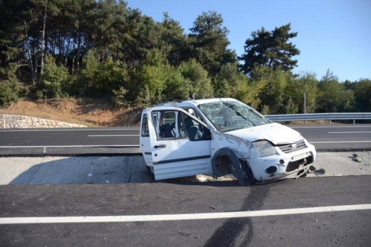 Seyir halindeki aracın lastiği patladı! 4 yaralı