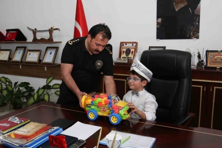 Hatay'da polis m&uuml;d&uuml;r&uuml;nden anlamlı jest