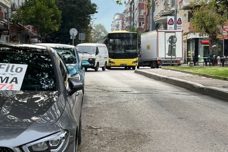 Bursa'da Celal Bayar Caddesi'nden otob&uuml;sler ge&ccedil;emiyor!