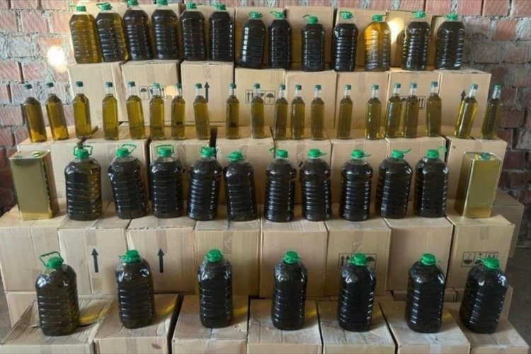 Bursa&nbsp;ve İstanbul'a g&ouml;ndereceklerdi! 3 ton 980 kilogram sahte zeytinyağı ele ge&ccedil;irildi