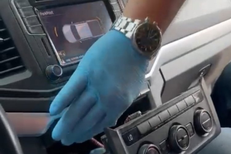 Otomobilin radyo b&ouml;l&uuml;m&uuml;ndeki zuladan 6 silah &ccedil;ıktı