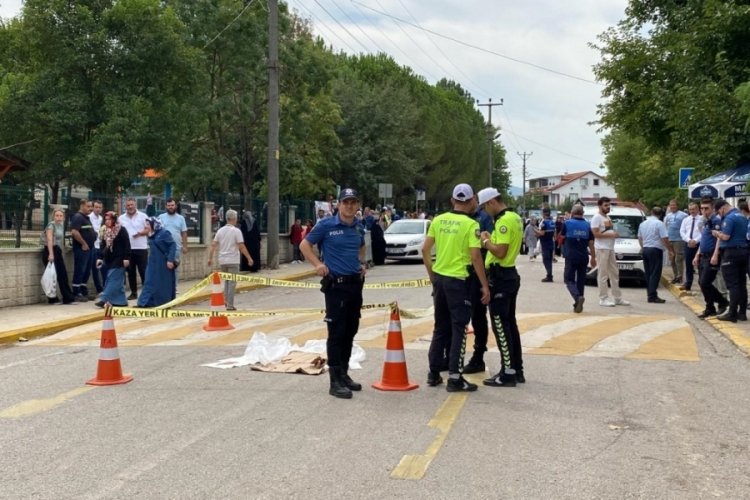 Okul &ouml;n&uuml;nde acı kaza: &Uuml;zerinden otomobil ge&ccedil;en &ccedil;ocuk ağır yaralandı