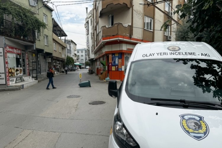 Bursa'da &ouml;nce ateş etti sonra tekme atıp ka&ccedil;tı! O anlar kamerada
