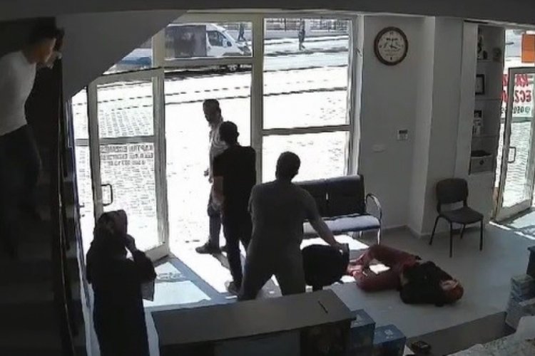 Eşini defalarca bı&ccedil;akladı! O anlar kameraya yansıdı