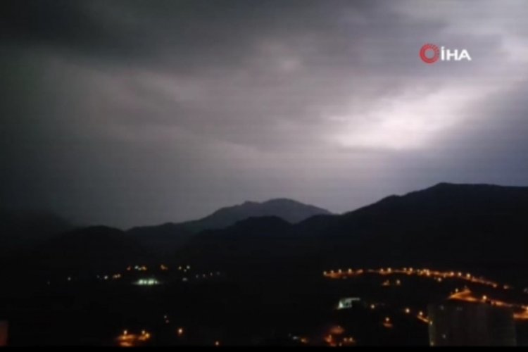 Batman'da gece boyu &ccedil;akan şimşekler g&ouml;rsel ş&ouml;len oluşturdu
