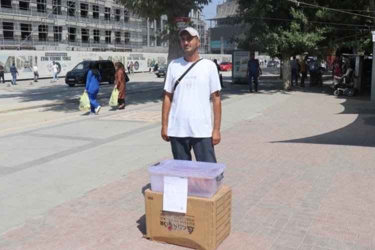 87 puanla atanamayan FET&Ouml; mağduru &ouml;ğretmen, diploması ile simit satıyor